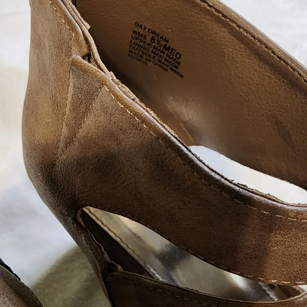 Unlisted by Kenneth Cole Day Dream Tan Wedge Sandals, EUC, Size 8.5 - Picture 6 of 8